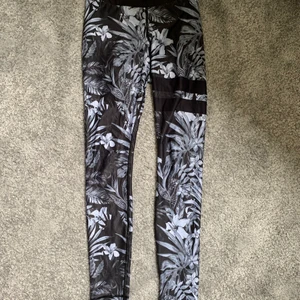 Stronger tights - Säljer dessa knappt använda strongertights i storlek xs, fraktkostnad tillkommer på 48 kr☺️☺️