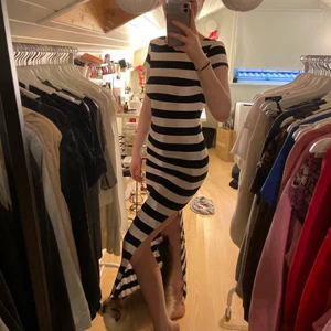 Klänning med slits💕 - Väldigt fin klänning med slits som jag köpte i Italien för några år sedan, har använt den kanske en gång. den är stretchig och jag skulle säga att den passar XS-M.