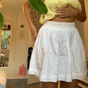 Vit klokckjol!  - Vit kjol från Banana Republic! Kjolen är i fint skick och går att klä upp och klä ner! Storlek M men passar säkert L också då resåren i midjan är stretchig🥳🥳