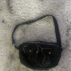  Nunoo väska - Bra skick inte så använd köpt för 300