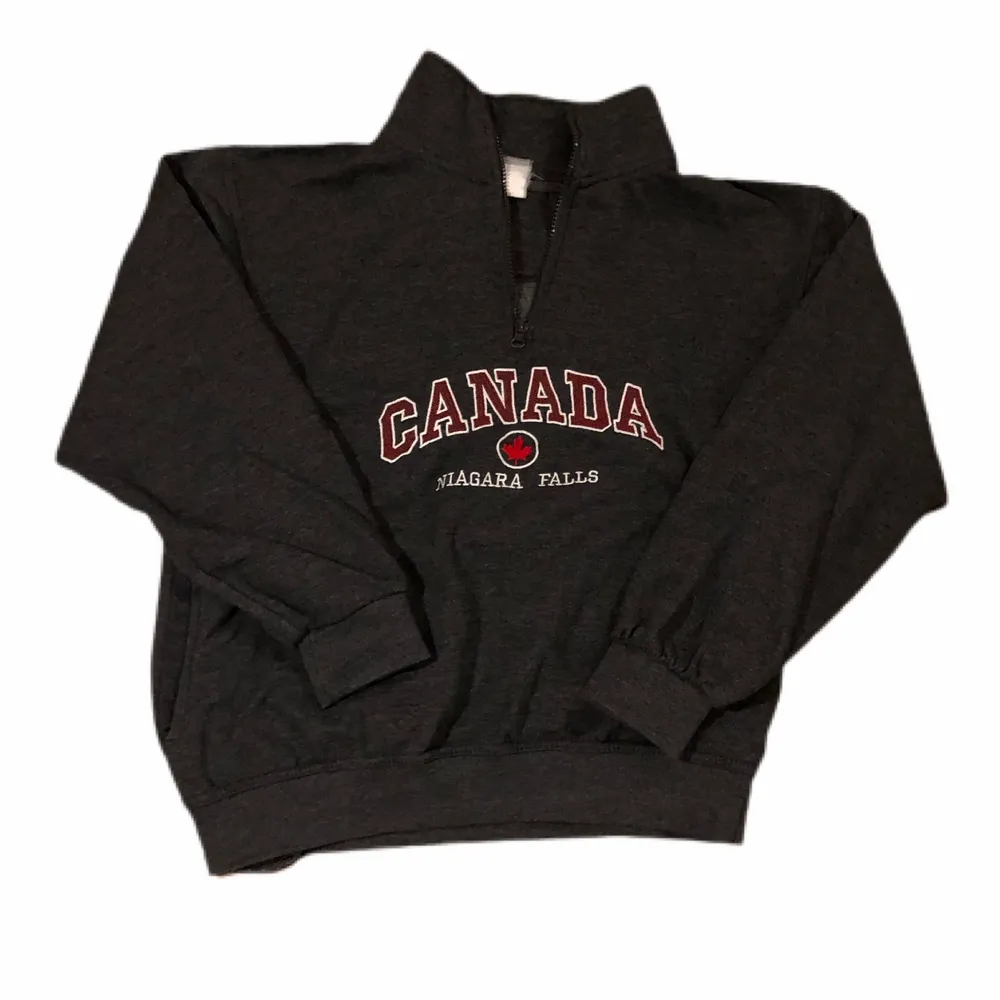 Hej! Säljer denna fina sweatshirten med Canada tryck perfekt till sena sommarkvällar🔥 passar bäst på folk med Xs/S! PM för mer info📩. Tröjor & Koftor.