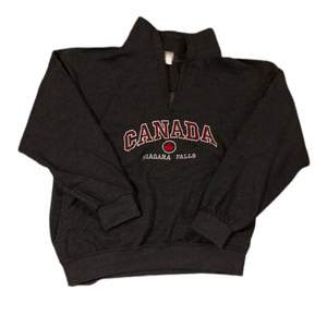 Hej! Säljer denna fina sweatshirten med Canada tryck perfekt till sena sommarkvällar🔥 passar bäst på folk med Xs/S! PM för mer info📩
