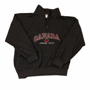 Canada sweatshirt  - Hej! Säljer denna fina sweatshirten med Canada tryck perfekt till sena sommarkvällar🔥 passar bäst på folk med Xs/S! PM för mer info📩