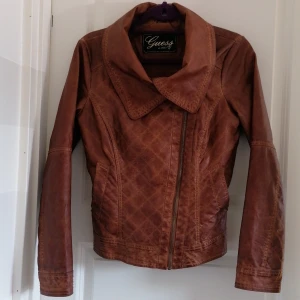 Guess Jacka S - Köpt i NY för några år sedan, används i gott skick.