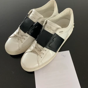 Valentino skor - Valentino garavani skor i storlek 41. Kommer med tillhörande låda, kort och extra laces! 