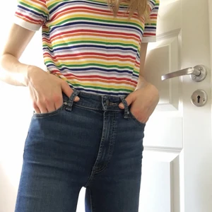 T-shirt - En randig T-shirt från Monki i storlek XS. Den är dock stor i modellen så kan passa bra på de som vanligtvis har S på kläder. Den är väldigt lite använd så kvaliteten är som ny. 