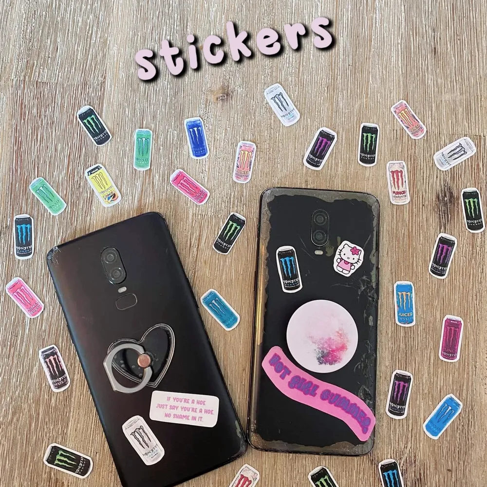 Vi har gjort egna små Monster Stickers (bästa drycken!!) 🔥 Välj själv bland dina favoriter, 5st för 30:- 🖤 Vi använder dom bland annat i vår Bullet journal, mobilen och datorn 💕  . Accessoarer.