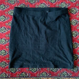 H&M - Kjol strl xs passar de som har S, använd max 5 ggr