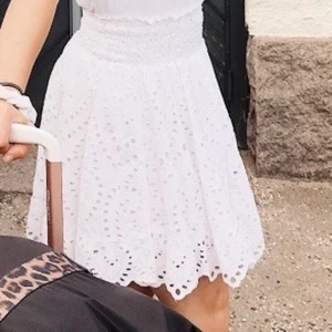 Vit spetskjol  - Vit somrig spetskjol. Fint skick. Storlek s. (Köparen står för frakt.)