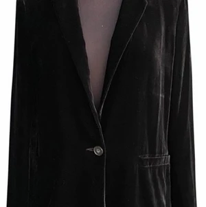 Zara black velvet blazer XS/S - Svart sammetsblazer ifrån Zara. Fint skick, använd Max 10 ggr. Strl XS, passar även S. Säljes för 300 kr. 