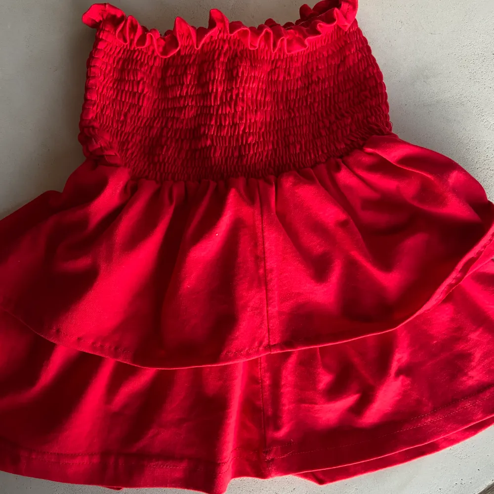 Har sydd en liknande neonoir kjol från en röd bomullst-shirt.  Den är ganska liten i storlek och motsvarar en xxs. Kjolar.