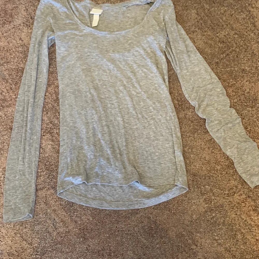 En Fin tunn grå tröja från H&M. säljer denna eftersom det inte var i min storlek. köpt för ett år sedan men använt ca 4 gånger!. Skjortor.