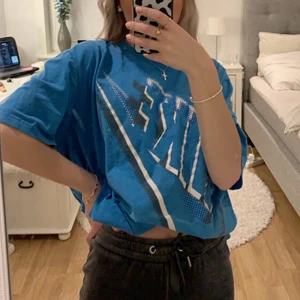 blå niketröja - köptes här på plick i storlek xl men har nu klippt av den så tröjan slutar under trycket! kan skicka fler bilder vid intresse!💙