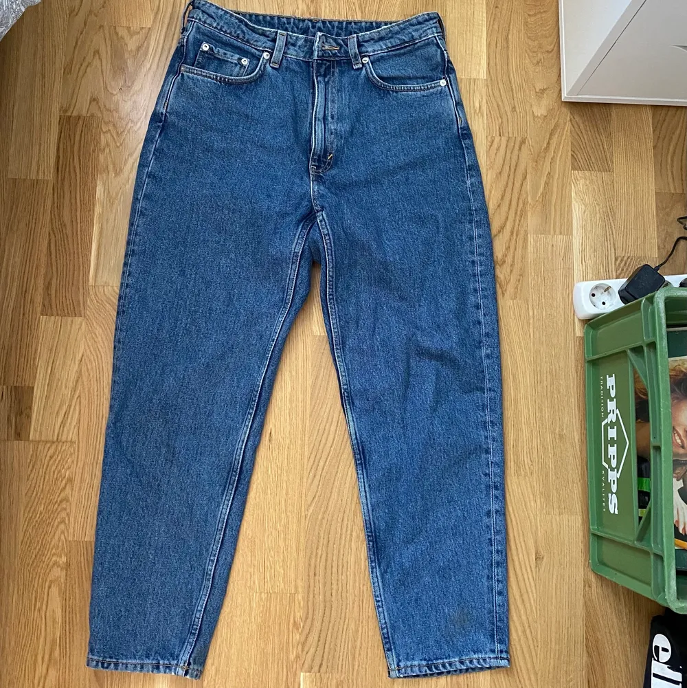 Mörkblåa jeans från Weekday- ”Lash extra high mom jeans” i storlek 30/28. Använda en gång, köpta för 500kr.. Jeans & Byxor.