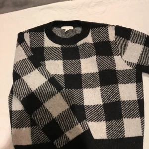 Stickad tröja från HM - Stickad tröja från HM i storlek S. Nyskick. Nypris:249kr. Kan både posta och mötas upp!