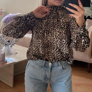 Blus med leopardmönster stl XS - Supersöt blus med leopardmönster stl xs men passar S också. Helt oanvänd med lappen kvar, säljer pga. Rensar garderoben efter flytt. Köpt för 149kr. Köparen står för frakt.