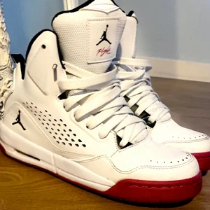 Jordan Air med autograf på baksidan SKYNDA FYNDA! - Världens snyggaste sneakers och dessutom i kanonskick! Hittade bara en bild - då jag är mitt i en flytt och måste få bort SÅ mycket SÅ snabb! Observera att även frakt ingår i priserna jag satt och glöm inte spana in resten av annonserna som de flesta består av enbart kläder, skor etc i nyskick, eller helt oanvända. Dessa skor är ruskigt snygga och jag väljer att sälja dem för det minsta pris jag bara kan. Alla annonser går att diskutera priset på- om det går lätt snabbt och smidigt! Mkt sneakers för pengarna!