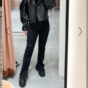 Svarta jeans med slits. Hanna schönberg x nakd - Svarta super snygga jeans med slits ifrån hanna schönberg x nakd. Passar inte riktig mig där av sällan använda. Alltså nyskick 😍! (Första & andra bilden är lånad från hemsidan) Storlek 38. 