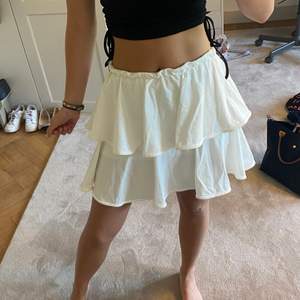 superfin vit kjol köpt på plick men kommer inte till användning! jättehärlig och fin till sommaren!!! buda i kommentarerna 