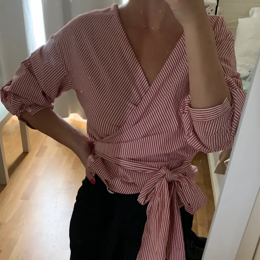 En suuuperfin röd/vit randig blus/skjorta med knytband runt midjan, ifrån Zara!🌈💞☀️🧚🏼. Blusar.