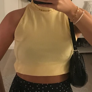 Gul topp - Jätte gullig gul sommartopp i fint skick!! 🌷 (linnet är uppvikt på bilderna så den kan bli längre om man vill det)