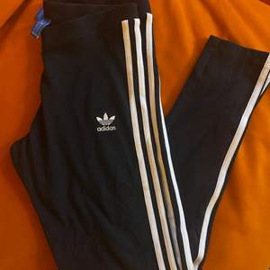 Adidas original leggings/ träningsbyxor ny pris 399kr