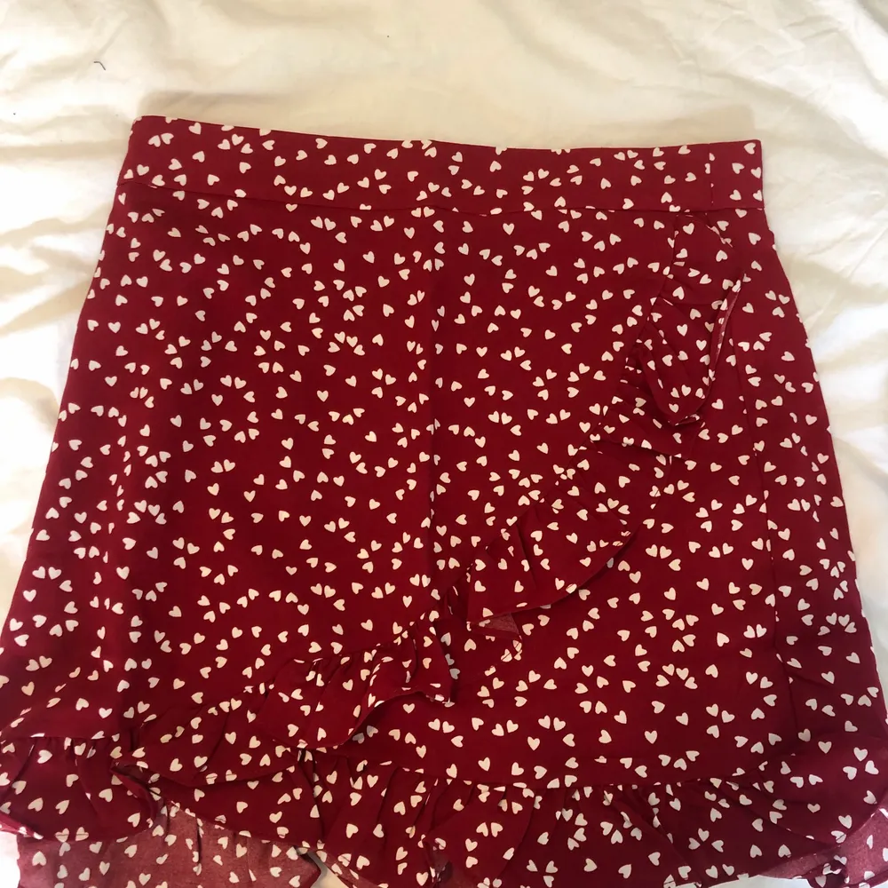 Väldigt fin kjol till sommaren! Röd med vita hjärtan och enkel att sätta på sig med dragkedja baktill.. Kjolar.