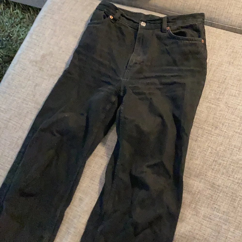 Svarta långa skända jeans modell Yoko från monki. Storlek 28 . Jeans & Byxor.