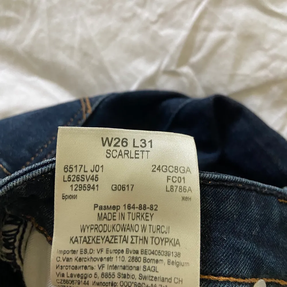 Lee jeans i utmärkt skick! ( se storlek bild 3 ). Modellen är scarlett vilket är en av deras tajta modeller!. Jeans & Byxor.