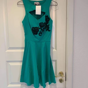 Grön klänning  - Skaterklänning, grön färg. Aldrig använd. Storlek xs. Kontakta mig för mer info 