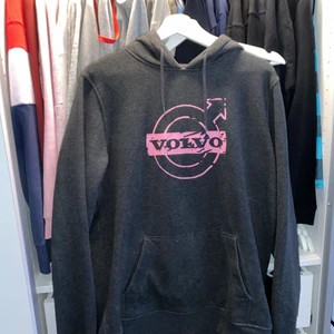 Volvo hoodie - En helt ny volvo hoodie. Endast testad. Nypris låg runt 600-800 kr, minns dock inte exakt☺️