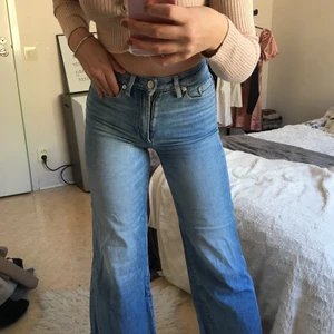Blå jeans - Väldigt stretchiga jeans. Inga fläckar eller liknande och har ett skuret slut! Köparen står för frakt om mötas inte går.