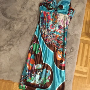 Korsett klänning XS - Storlek 32/XS. Zip på baksidan. Jättefint skick! Oanvänt i princip. Silk-liknande material.