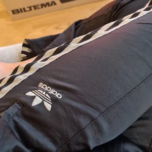 Adidas byxor - Svart med silver adidas byxor i nyskick str 40 passar till m/l 