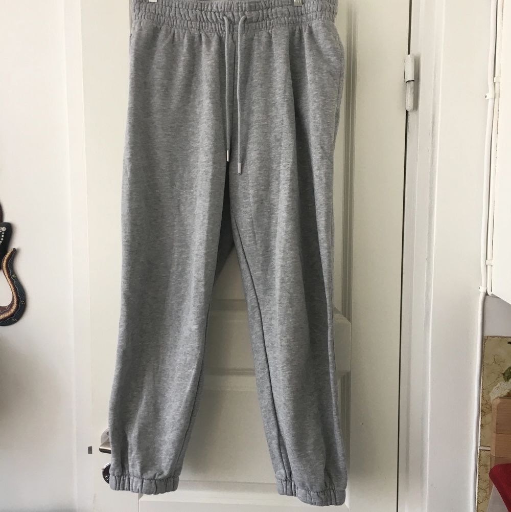 Ett par gråa mjukisbyxor från H&M, strl L men var små i storleken så passar nog mer som en M. Använda ett fåtal gånger eftersom de var för små. Frakt ingår ej . Jeans & Byxor.