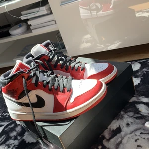 Jordens 1 chicago mid - Säljer nu mina jordens för inte min stil, storlek 41 och skick 9-10 använt dom 4-5 gånger ba, köpte dom för 2000kr