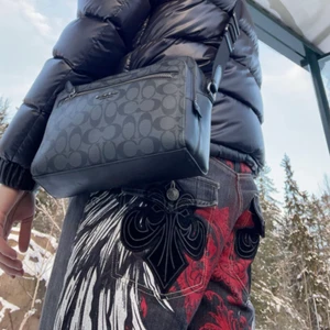 Raw denim byxor 32/32  - Snygga, trendiga, coola byxor från raw denim. Storlek är 32/32 men kan passa större och mindre (med skärp), sjuka dejtaljer, en flaw är att dragkejdan fram inte har ngn hållare så den e lite jobbig men går bra ändå! 