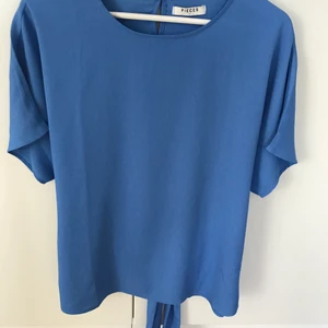 Blå blus  - Blå blus med knytdetalj från Pieces