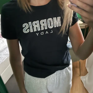 Morris t-shirt - Morris t-shirt i en fin marinblå färg. Väldigt skön kvalitet🥰 Hör av er om ni har några frågor.😊