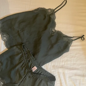 Pyjamas set - Supergulligt kahkigrönt pyjamasset från Victorias Secret. Säljer då det inte kommer till användning, använt Max 5 ggr. Linnet är också väldigt fint att använda till vardags 💚💚