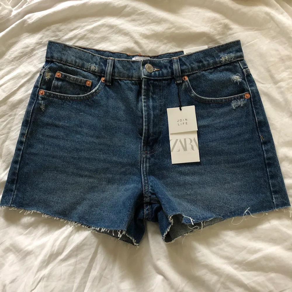 Säljer ett par jeans shorts från Zara. Köpta förra året men passade inte då de är små i storleken. Storlek 40 (passar 38). Frakt 66kr🤎🤍. Shorts.