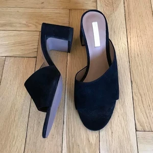 Mules eller sandaler, mocka, 37 - Så snygga svarta sandaletter från H&M som till min fasa var för små. Snygga chunky klackar, och coolt snitt över foten. Helt nya och endast provade att gå i.   Kan mötas i Stockholm eller skicka mot fraktkostnad! ✨🌸✨