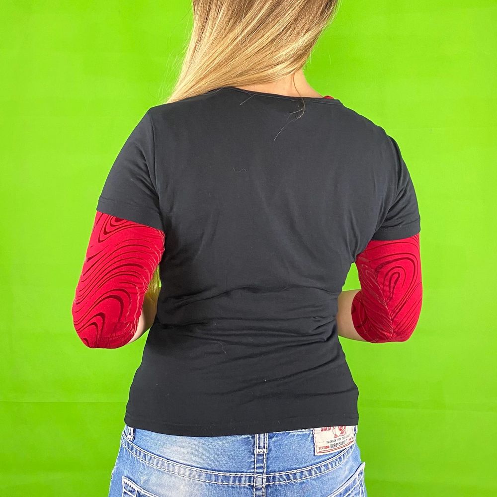 Miss Sixty form fitting t-shirt i toppenskick. Storlek XL men är mindre i storlek. Stretchigt material. Modellen använder vanligtvis storlek S och är 169cm för referens. Den röda undertröjan följer ej med. Spårbar frakt på 66kr är inräknad i priset. Axel till axel 37.5cm. Arm längd 15cm. Byst bredd 41.5cm.. T-shirts.