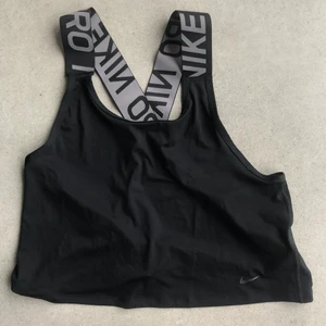 nike träningslinne - Kort träningslinne, typ till naveln. Oanvänt