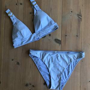 Light blue / lilac triangle bikini from French brand Etam. Golden metallic details. Possible to adjust the straps.