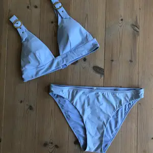 Light blue / lilac triangle bikini from French brand Etam. Golden metallic details. Possible to adjust the straps.