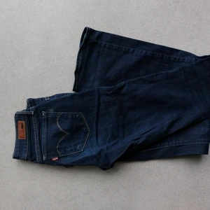 Levis bootcut jeans  - Stl 25. Bootcut, tighta tills knät