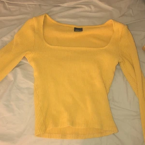 Gul tröja  - Gul snygg sommar tröja