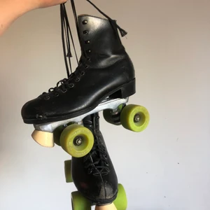 Retro rullskridskor - Ascoola retro rullskridskor som inte kommer till använding då jag inte har intresset längre. De rullar bra och är lite slitna framtill, men fungerar suveränt! Det står ingen storlek men passar mig som brukar ha 39-40 i skor. 