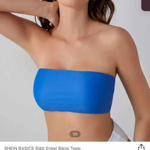 Blå bikiniöverdel från shein, S - Otroligt snygg bikiniöverdel från shein, helt ny endast testad men den var lite för stor för mig. Det är storlek S men skulle säga att det är för folk med lite större byst. 40kr + frakt. Skulle säga att färgen är en blandning mellan båda bilderna för det var ganska svårt att få den exakta färgen, men bilden på hemsidan är ljusare än i verkligheten!